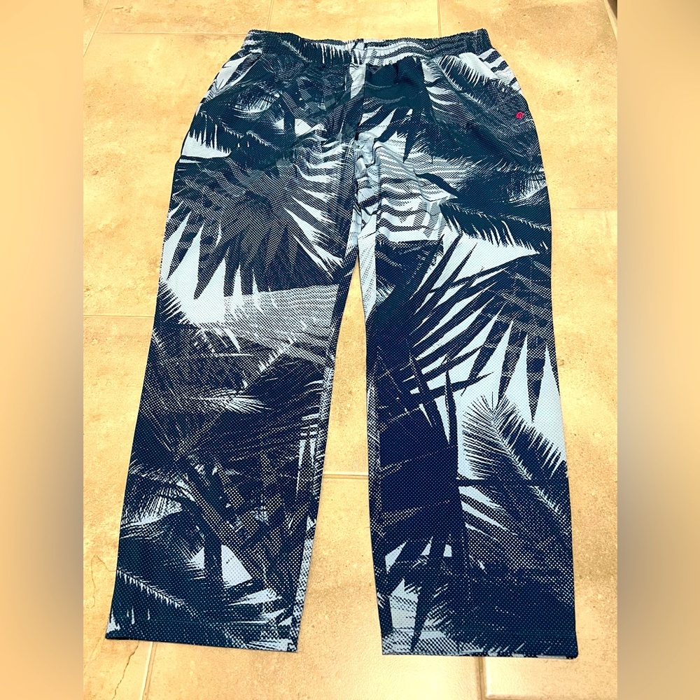 Sporty wide leg pants in tropical print, cooling airy synthetic material